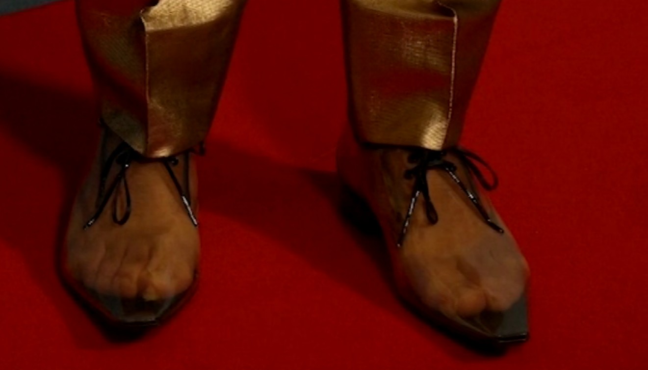 Alexander Skarsgard con scarpe trasparenti sul red carpet: "Per scegliere i miei