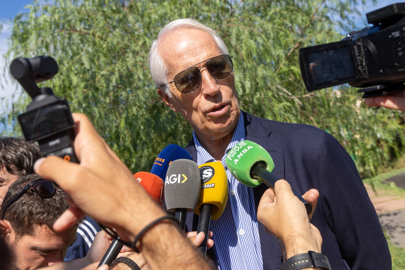 figc malag242 prender242 una tessera con una societ224 impegnata nel sociale da Lapresse.it figc malag242 prender242 una tessera con una societ224 impegnata nel sociale