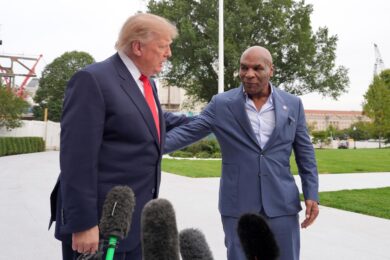 Il presidente Donald Trump parla con i giornalisti insieme a Mike Tyson prima di partire a bordo del Marine One dal South Lawn della Casa Bianca a Washington (Foto AP/Alex Brandon)