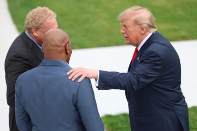 Il presidente Donald Trump parla con i giornalisti insieme a Mike Tyson prima di partire a bordo del Marine One dal South Lawn della Casa Bianca a Washington (Foto AP/Alex Brandon)