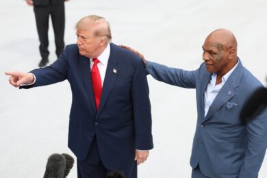 Il presidente Donald Trump parla con i giornalisti insieme a Mike Tyson prima di partire a bordo del Marine One dal South Lawn della Casa Bianca a Washington (Foto AP/Alex Brandon)
