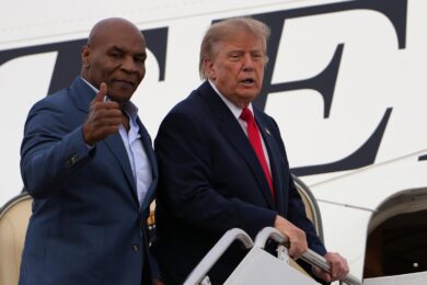 Il presidente Donald Trump sale a bordo dell'Air Force One presso la Joint Base Andrews insieme a Mike Tyson (Foto AP/Julia Demaree Nikhinson)