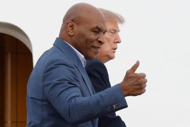 Il presidente Donald Trump (a destra) sale a bordo dell'Air Force One con Mike Tyson presso la Joint Base Andrews, nel Maryland (Foto AP/Luis M. Alvarez)