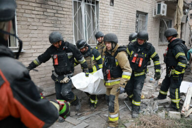 Soccorritori trasportano un corpo dopo averlo estratto dalle macerie di un edificio residenziale distrutto da un attacco aereo russo a Zaporizhzhia, in Ucraina (Foto AP/Kateryna Klochko)