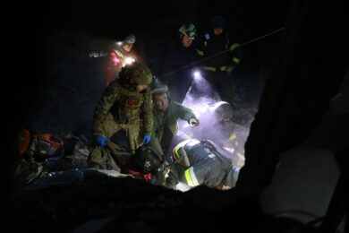 Soccorritori sgomberano le macerie di un edificio residenziale distrutto da un attacco aereo russo a Zaporizhzhia, in Ucraina (Foto AP/Kateryna Klochko)
