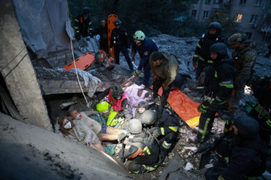 Soccorritori sgomberano le macerie di un edificio residenziale distrutto da un attacco aereo russo a Zaporizhzhia, in Ucraina (Foto AP/Kateryna Klochko)