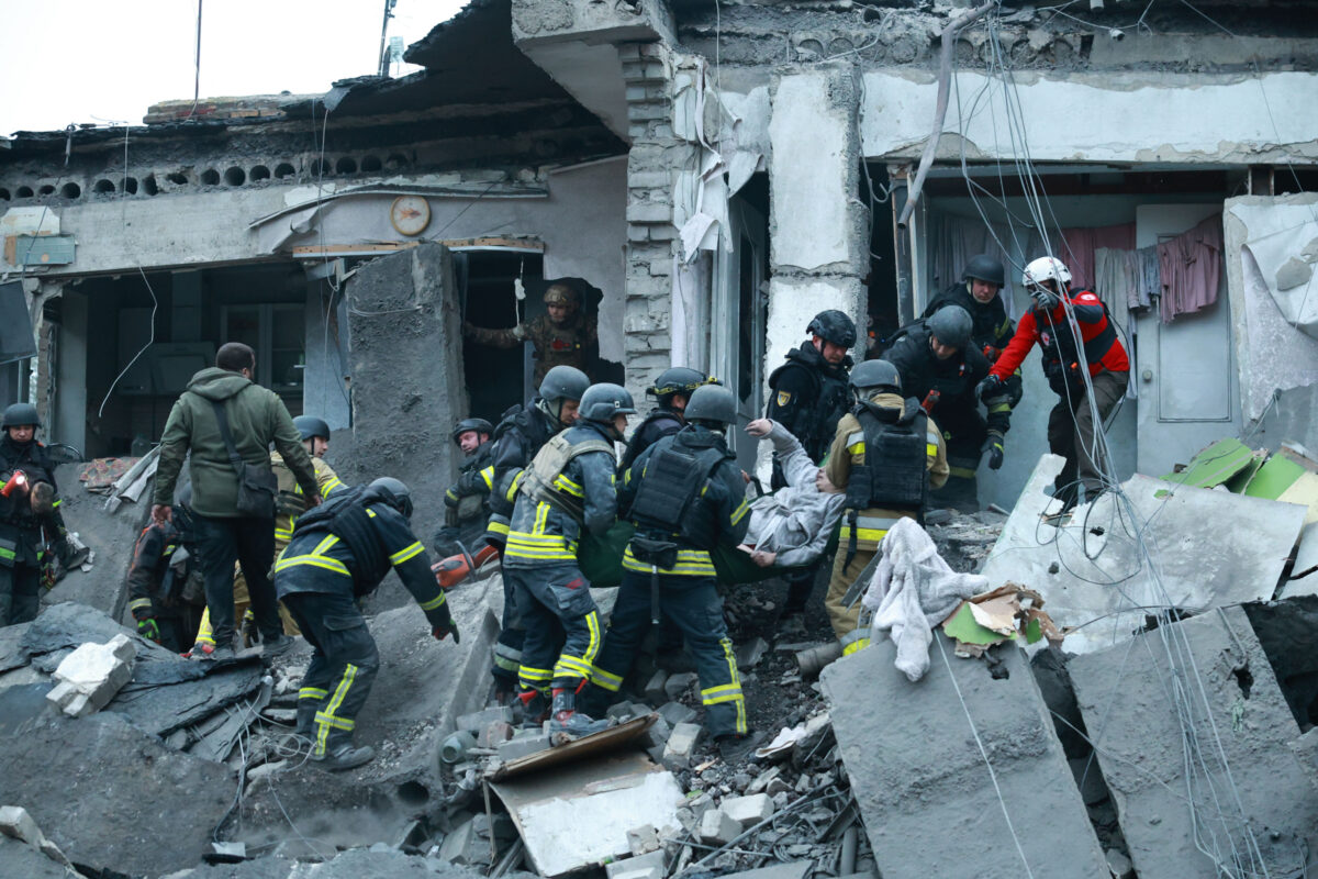 Galleria foto 'Ucraina, attacco aereo russo a Zaporizhzhia: almeno 15 morti' - foto 6