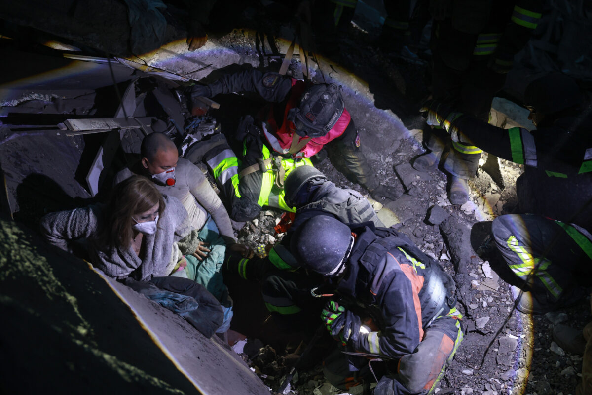 Galleria foto 'Ucraina, attacco aereo russo a Zaporizhzhia: almeno 15 morti' - foto 7