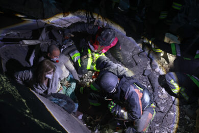 I soccorritori estraggono una donna dalle macerie di un edificio residenziale distrutto da un attacco aereo russo a Zaporizhzhia, in Ucraina (Foto AP/Kateryna Klochko)