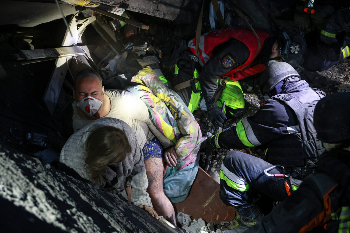Galleria foto 'Ucraina, attacco aereo russo a Zaporizhzhia: almeno 15 morti' - foto 9