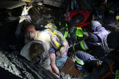 I soccorritori estraggono una donna dalle macerie di un edificio residenziale distrutto da un attacco aereo russo a Zaporizhzhia, in Ucraina (Foto AP/Kateryna Klochko)