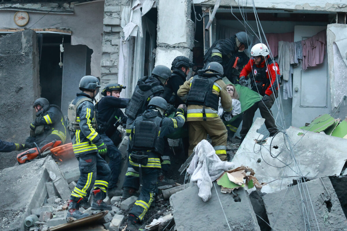Galleria foto 'Ucraina, attacco aereo russo a Zaporizhzhia: almeno 15 morti' - foto 10