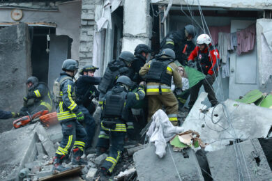 I soccorritori estraggono una donna dalle macerie di un edificio residenziale distrutto da un attacco aereo russo a Zaporizhzhia, in Ucraina (Foto AP/Kateryna Klochko)