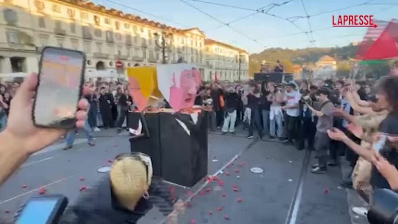 Torino, manifestazione pro-Pal: pupazzi di cartone di Trump e Nethanyau distrutti e bruciati