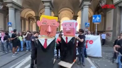 Torino, pupazzi di Trump e Nethanyahu aprono il corteo pro Palestina