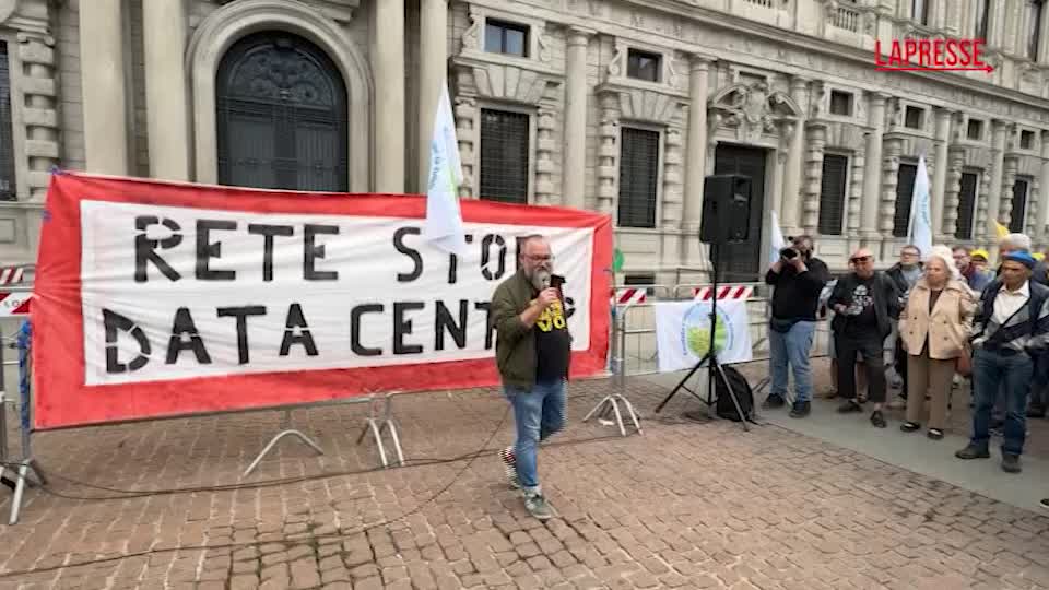 Milano, protesta contro i data center in piazza della Scala