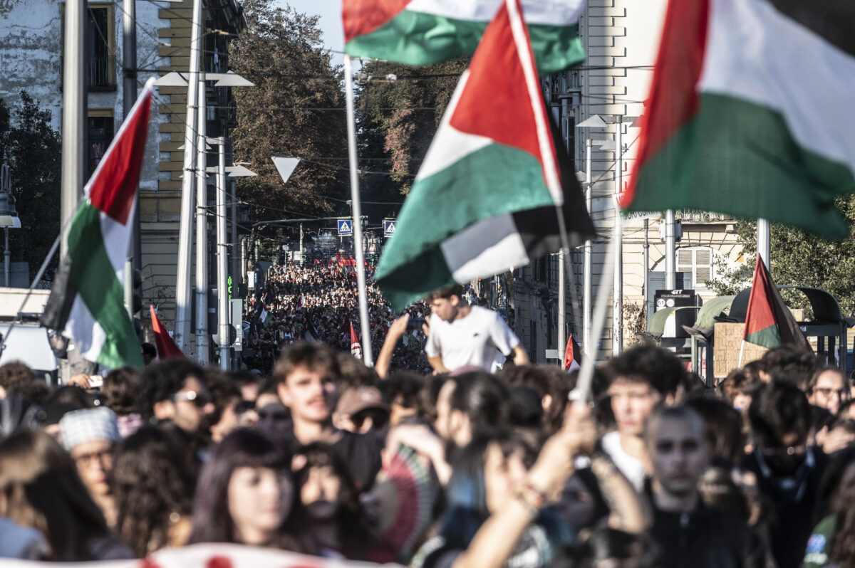 Galleria foto 'Bruciati i pupazzi di Trump e Netanyahu al corteo pro Palestina a Torino' - foto 2