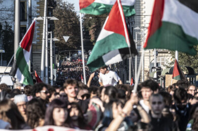 Il corteo pro-Palestina per le strade di Torino (foto by Daniele Solavaggione/LaPresse)