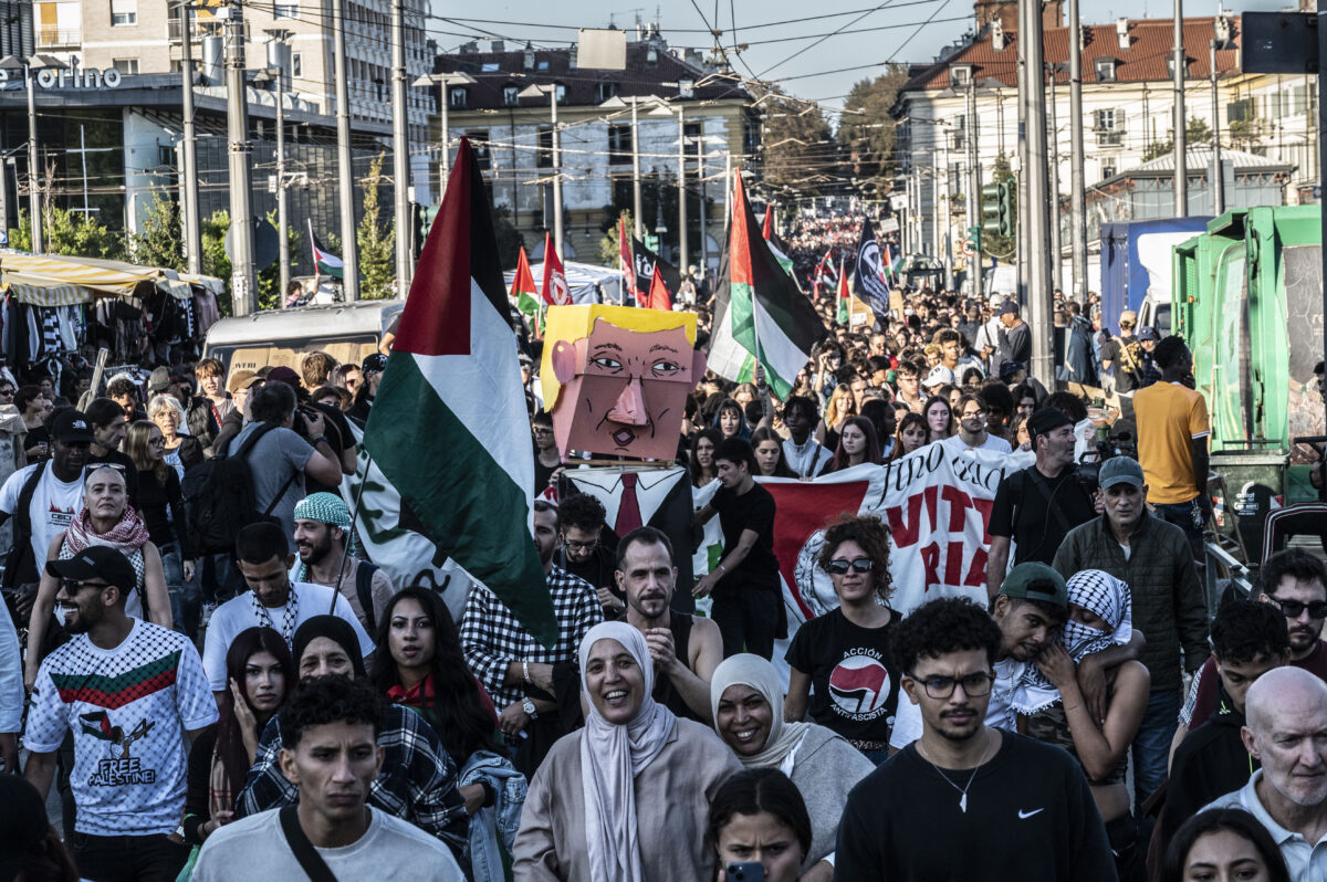 Galleria foto 'Bruciati i pupazzi di Trump e Netanyahu al corteo pro Palestina a Torino' - foto 3