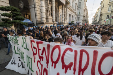 Il corteo pro-Palestina per le strade di Torino (foto by Daniele Solavaggione/LaPresse)