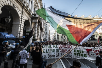 Il corteo pro-Palestina per le strade di Torino (foto by Daniele Solavaggione/LaPresse)