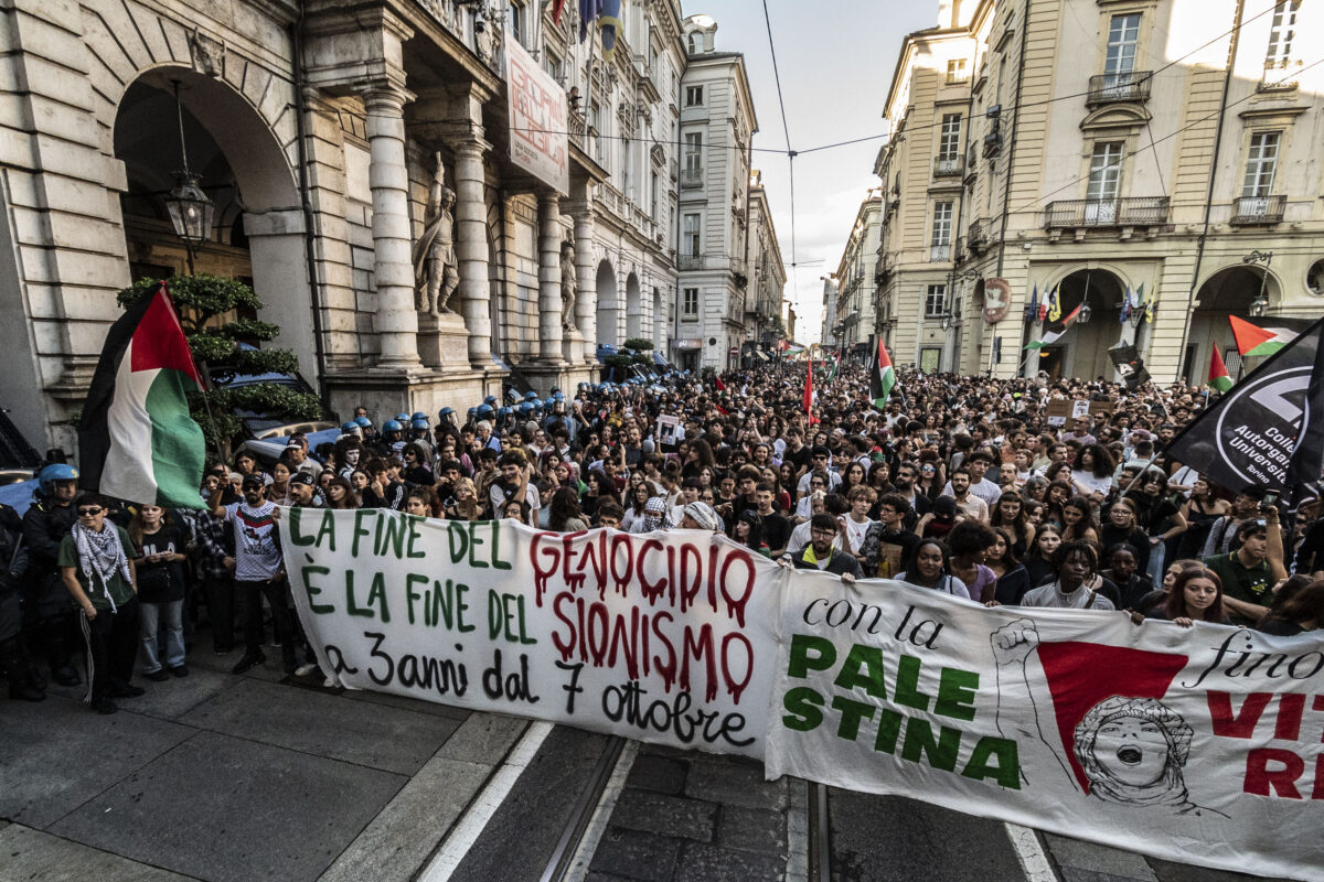 Galleria foto 'Bruciati i pupazzi di Trump e Netanyahu al corteo pro Palestina a Torino' - foto 6