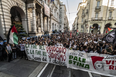 Il corteo pro-Palestina per le strade di Torino (foto by Daniele Solavaggione/LaPresse)
