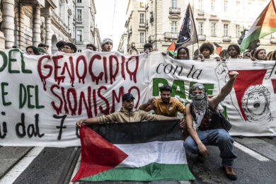 Il corteo pro-Palestina per le strade di Torino (foto by Daniele Solavaggione/LaPresse)