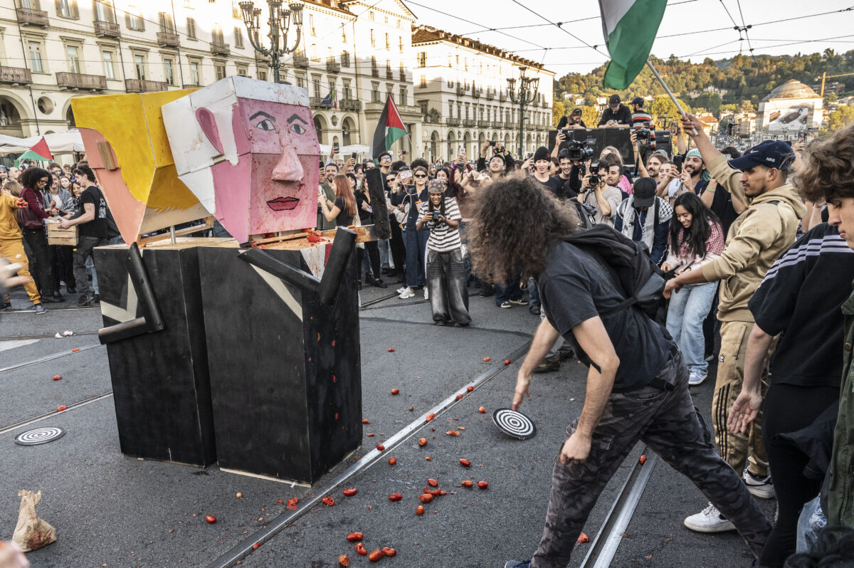 Galleria foto 'Bruciati i pupazzi di Trump e Netanyahu al corteo pro Palestina a Torino' - foto 8