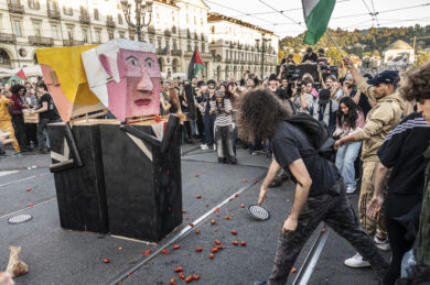 Bruciati i pupazzi di Trump e Netanyahu al corteo pro-Palestina a Torino (foto by Daniele Solavaggione/LaPresse)