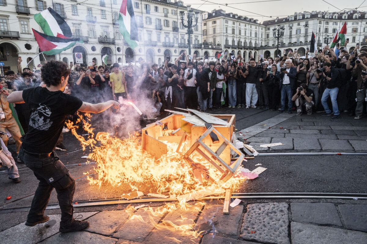 Galleria foto 'Bruciati i pupazzi di Trump e Netanyahu al corteo pro Palestina a Torino' - foto 9