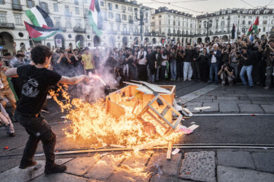 Bruciati i pupazzi di Trump e Netanyahu al corteo pro-Palestina a Torino (foto by Daniele Solavaggione/LaPresse)