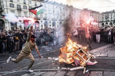 Bruciati i pupazzi di Trump e Netanyahu al corteo pro-Palestina a Torino (foto by Daniele Solavaggione/LaPresse)