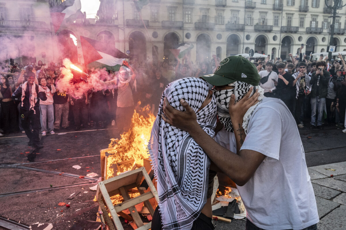 bruciati i pupazzi di trump e netanyahu al corteo pro palestina a torino da Lapresse.it bruciati i pupazzi di trump e netanyahu al corteo pro palestina a torino