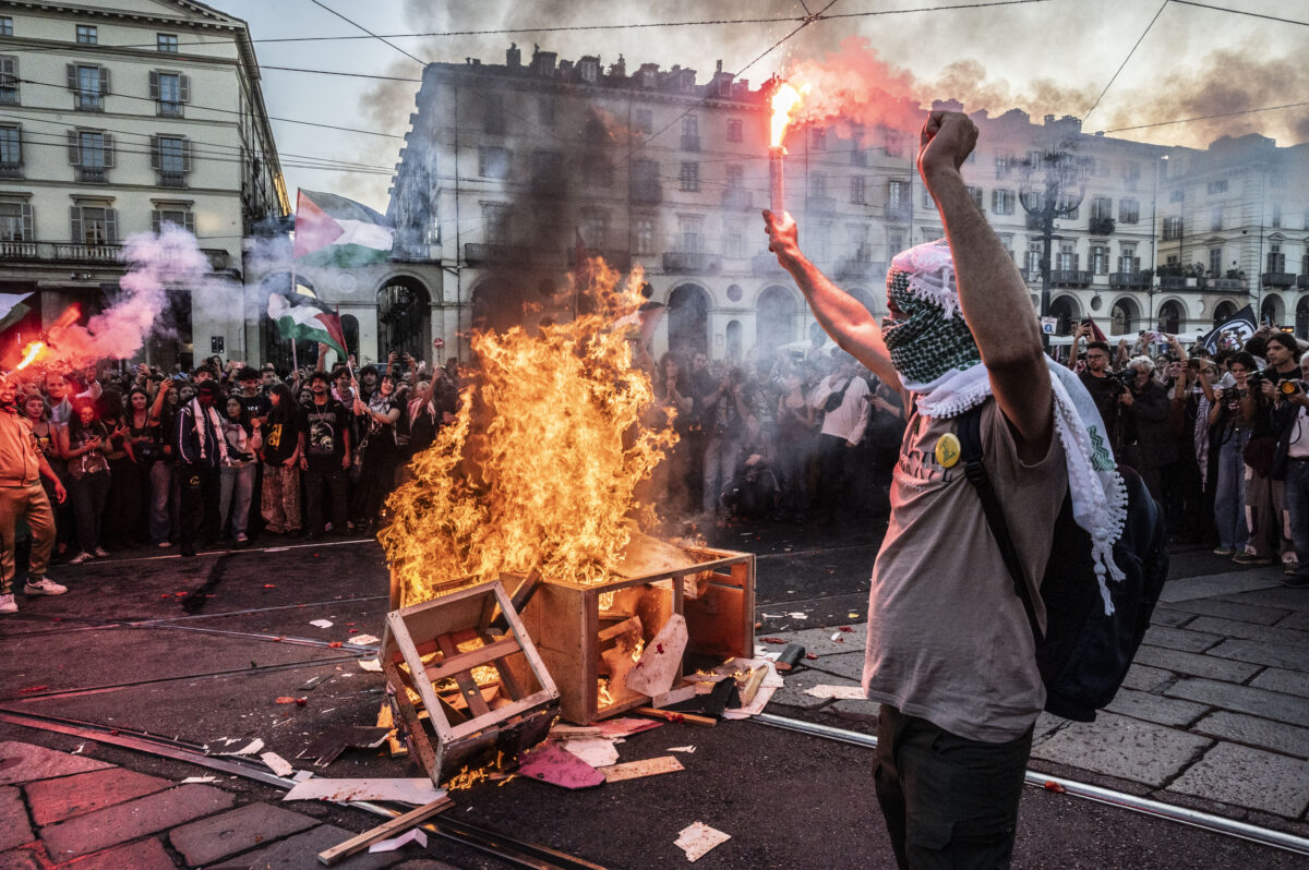Galleria foto 'Bruciati i pupazzi di Trump e Netanyahu al corteo pro Palestina a Torino' - foto 11