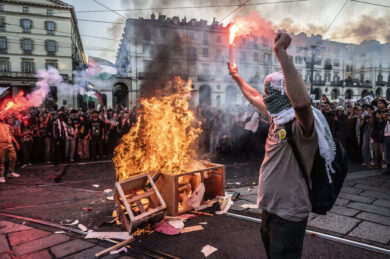 Bruciati i pupazzi di Trump e Netanyahu al corteo pro-Palestina a Torino (foto by Daniele Solavaggione/LaPresse)