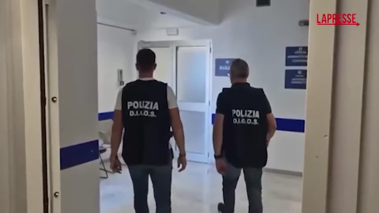 catania postava contenuti su stragi a scuola a casa un casco militare svastiche e un giubbotto antiproiettile da Lapresse.it catania postava contenuti su stragi a scuola a casa un casco militare svastiche e un giubbotto antiproiettile