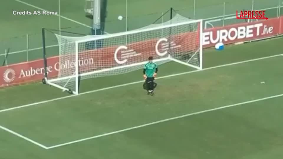 Roma, Svilar out per un mese: le immagini dell'infortunio in allenamento