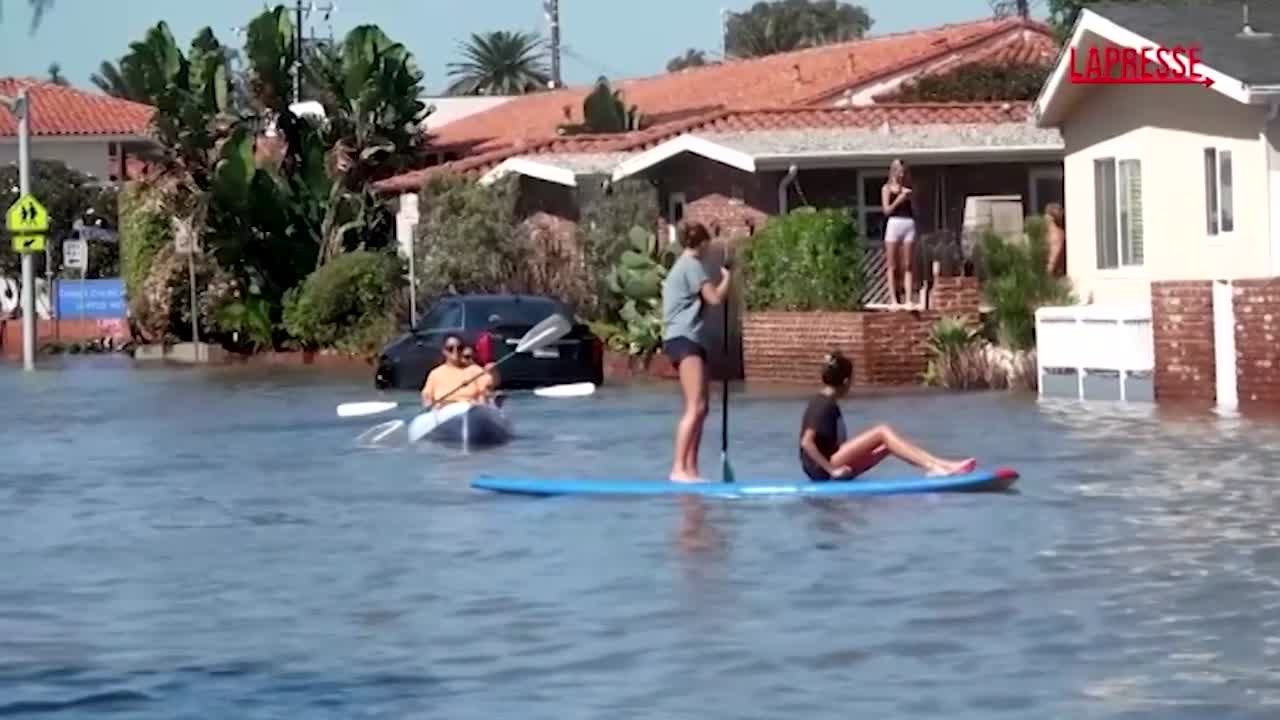 california strade allagate dalla tempesta tropicale rachel i residenti si spostano in kayak da Lapresse.it california strade allagate dalla tempesta tropicale rachel i residenti si spostano in kayak