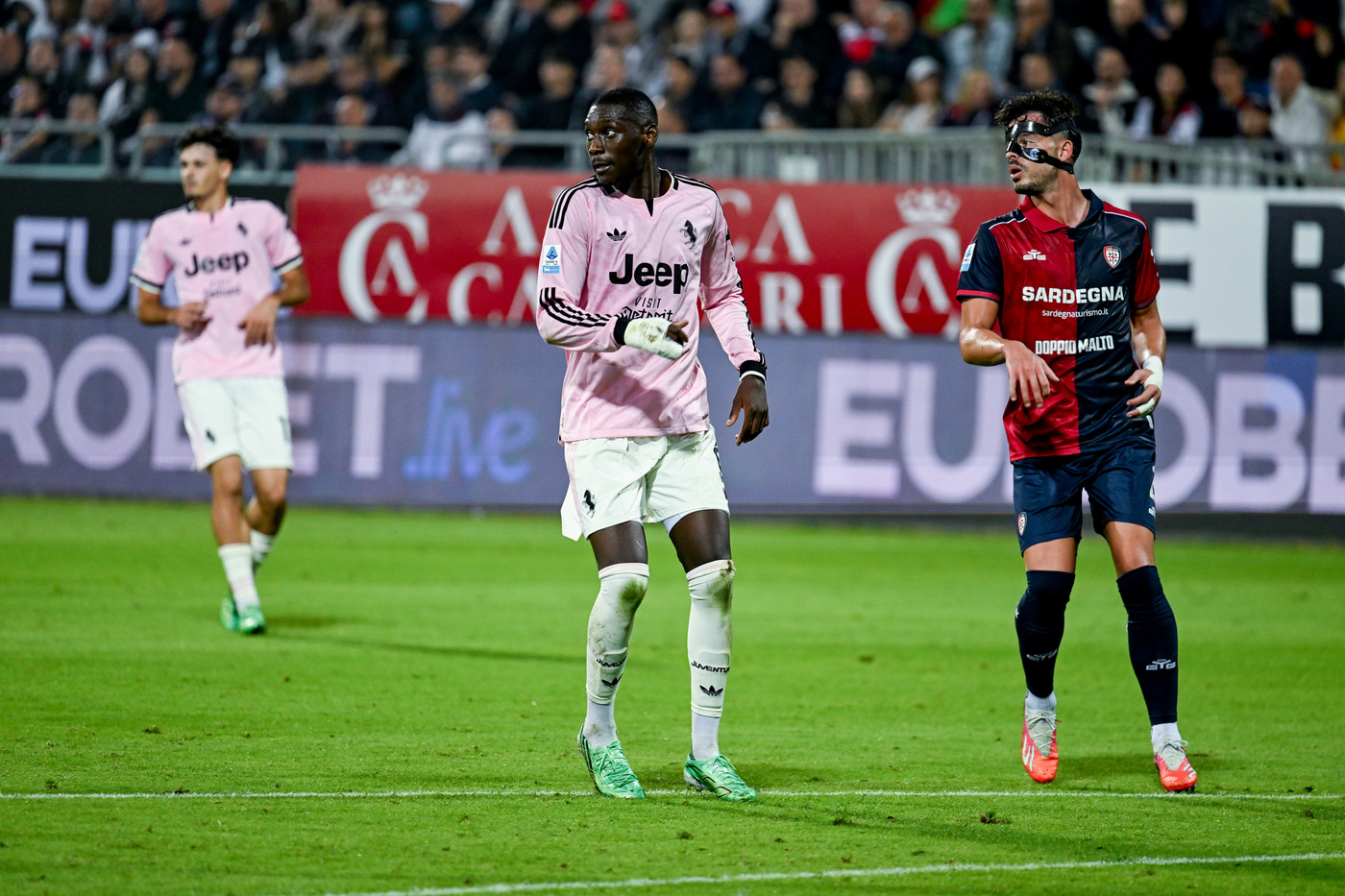 Cagliari-Juventus 1-1, Kolo Muani salva i bianconeri Cagliari-Juventus 1-1, Kolo Muani salva i bianconeri
