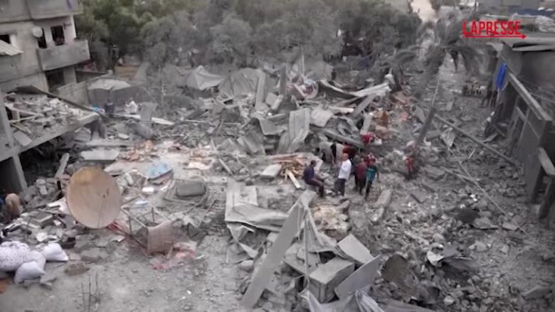 Gaza, gli abitanti tornano nelle loro case dopo il raid israeliano a Deir Al-Balah