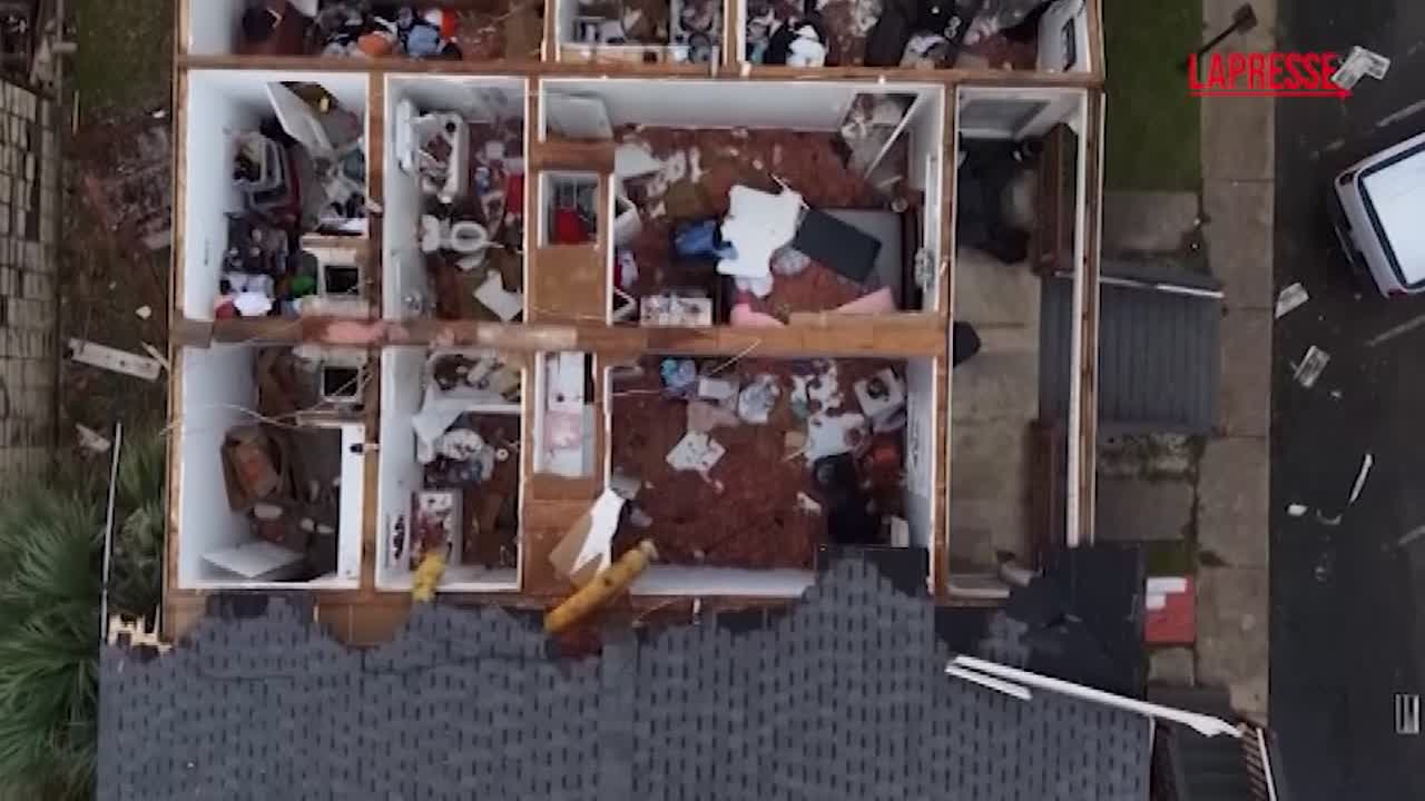 florida l uragano isaias scoperchia i tetti delle case le immagini del drone da Lapresse.it florida l uragano isaias scoperchia i tetti delle case le immagini del drone