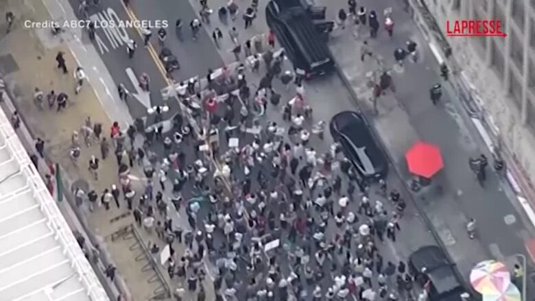 Los Angeles, corteo pro Palestina sfila per le vie della metropoli