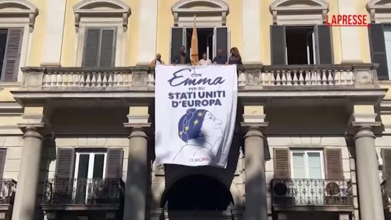 Emma Bonino, +Europa srotola una sua grande immagine dal balcone della sede a un mese dalla scomparsa