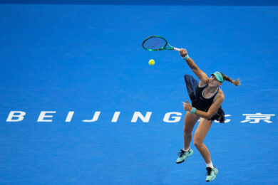 Mirra Andreeva in azione durante la finale del torneo di tennis China Open a Pechino contro Zheng Qinwen (AP Photo/Andy Wong)