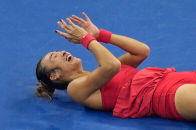 Zheng Qinwen esulta per la vittoria della finale del torneo di tennis China Open a Pechino contro Mirra Andreeva (AP Photo/Andy Wong)