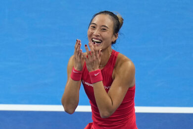 Zheng Qinwen esulta per la vittoria della finale del torneo di tennis China Open a Pechino contro Mirra Andreeva (AP Photo/Andy Wong)