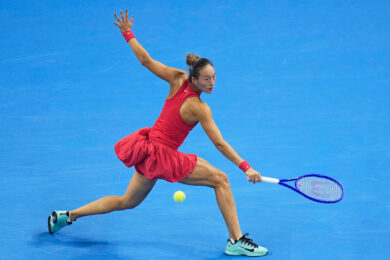 Zheng Qinwen in azione durante la finale del torneo di tennis China Open a Pechino contro Mirra Andreeva (AP Photo/Andy Wong)