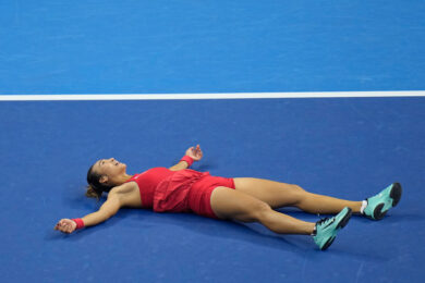 Zheng Qinwen esulta per la vittoria della finale del torneo di tennis China Open a Pechino contro Mirra Andreeva (AP Photo/Andy Wong)