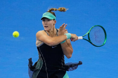 Mirra Andreeva in azione durante la finale del torneo di tennis China Open a Pechino contro Zheng Qinwen (AP Photo/Andy Wong)